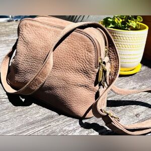 Vintage/Rare Coach Nubuck Leather Bag
Style: #494
Soft Taupe
Excellent Condition